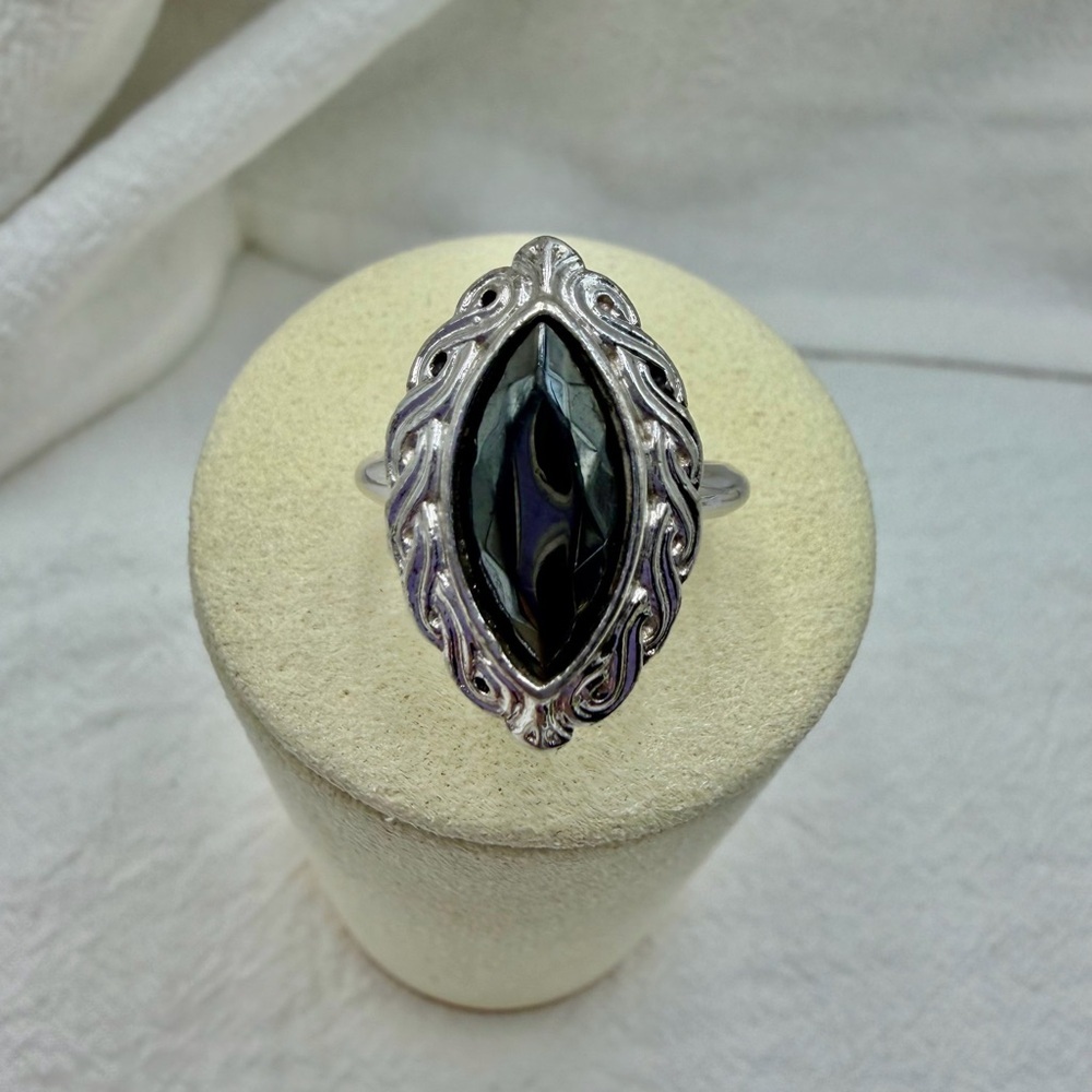 Vintage Avon Shadowplay Silver and Black Women's Ring. #413R